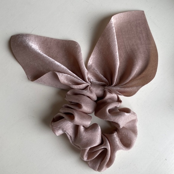 Scrunchy with a bow, tan, one size - Picture 1 of 2